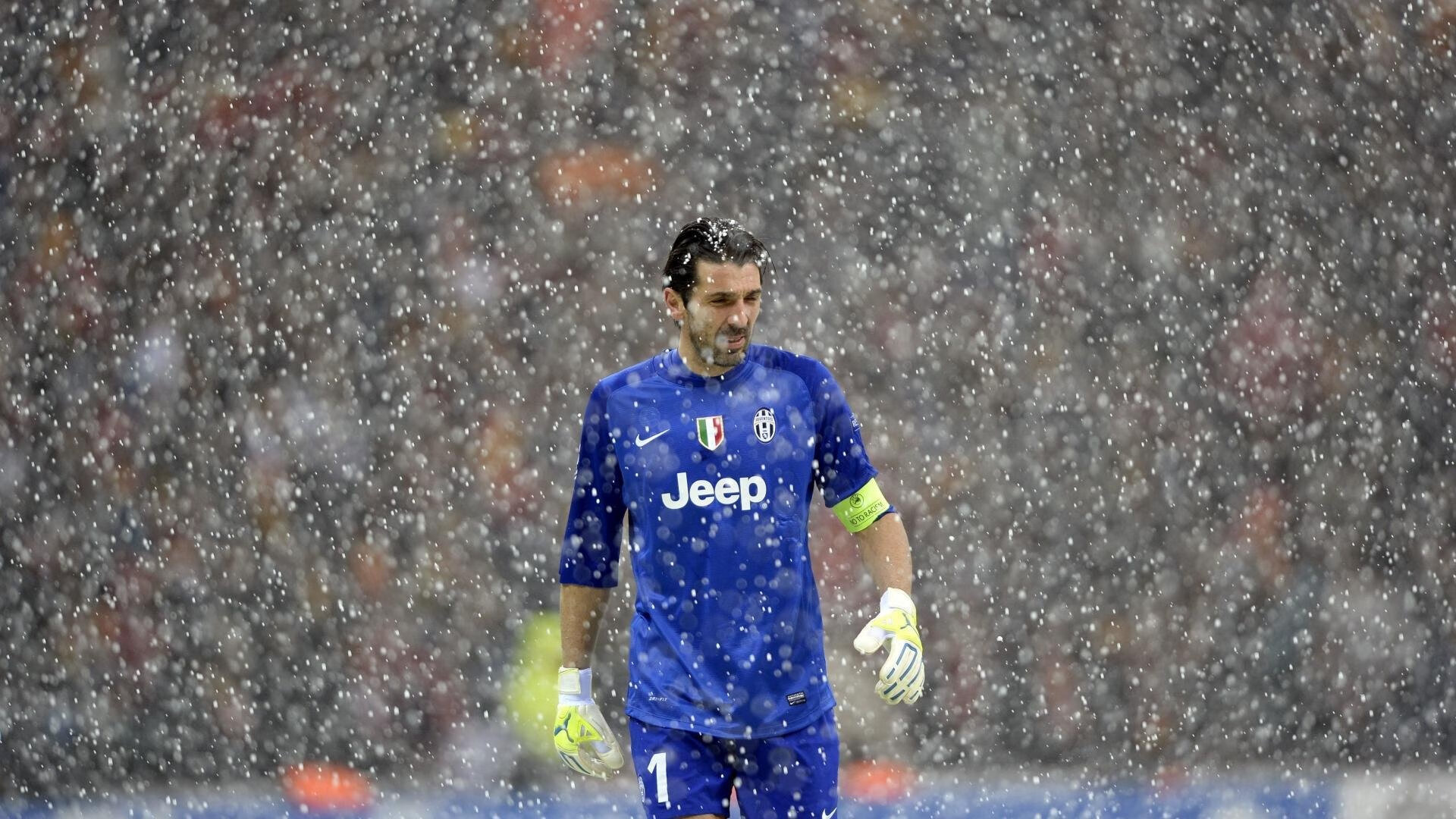 战术调整首场状态出色，FPX观众沸腾！，浓眉哥重返赛场再创辉煌时刻